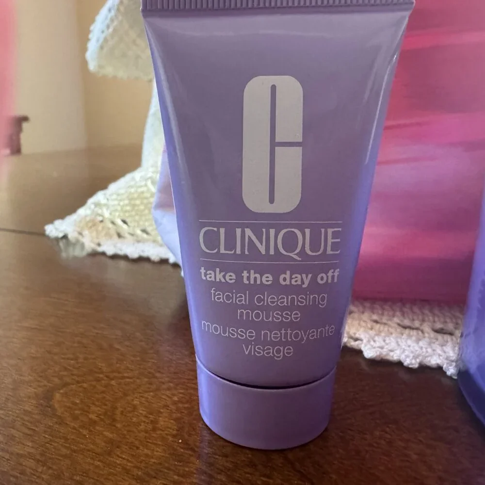 Clinique Take the Day Off & Bag - Picture 2 of 7